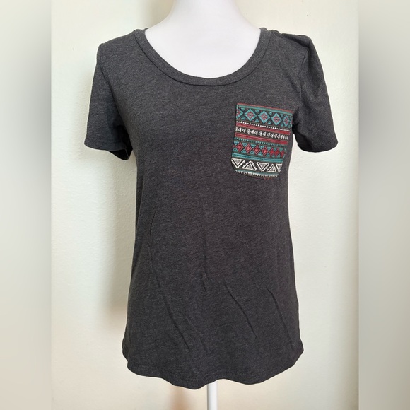 Sirens & Dolls Gray Size Small Tribal T Shirt - Picture 1 of 4